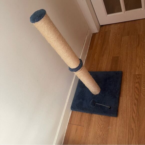 Amazon Basics 34“ Navy & Beige Tall Cat Scratching Post - Picture 15 of 15